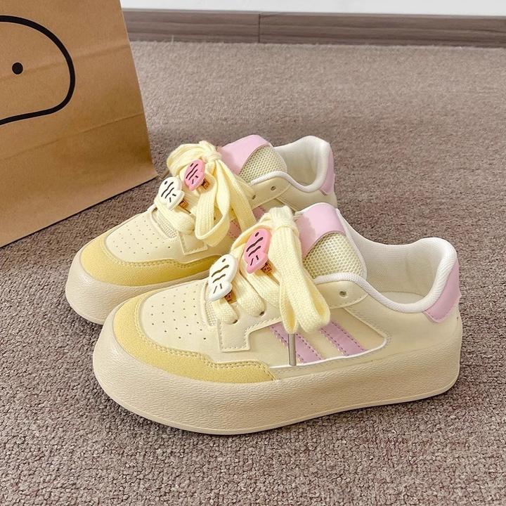 高颜值夏季休闲板鞋女款2025新款小众不撞款百搭鞋子厚底小白鞋女