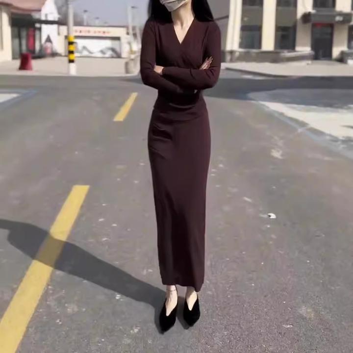 2024秋季新款纯色V领长袖修身连衣裙时尚显瘦长裙