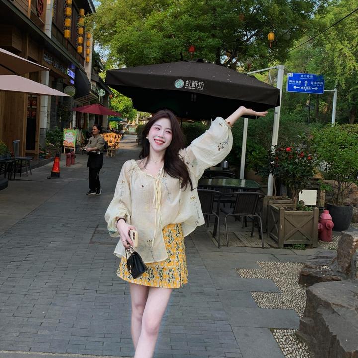 2025春季出游衣服韩系慵懒风设计感显瘦气质小众上衣别致温柔短裙