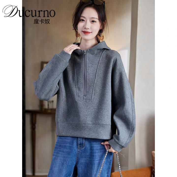 时尚连帽蝙蝠袖短款卫衣2025冬季新款韩版棉质纯色百搭休闲上衣女