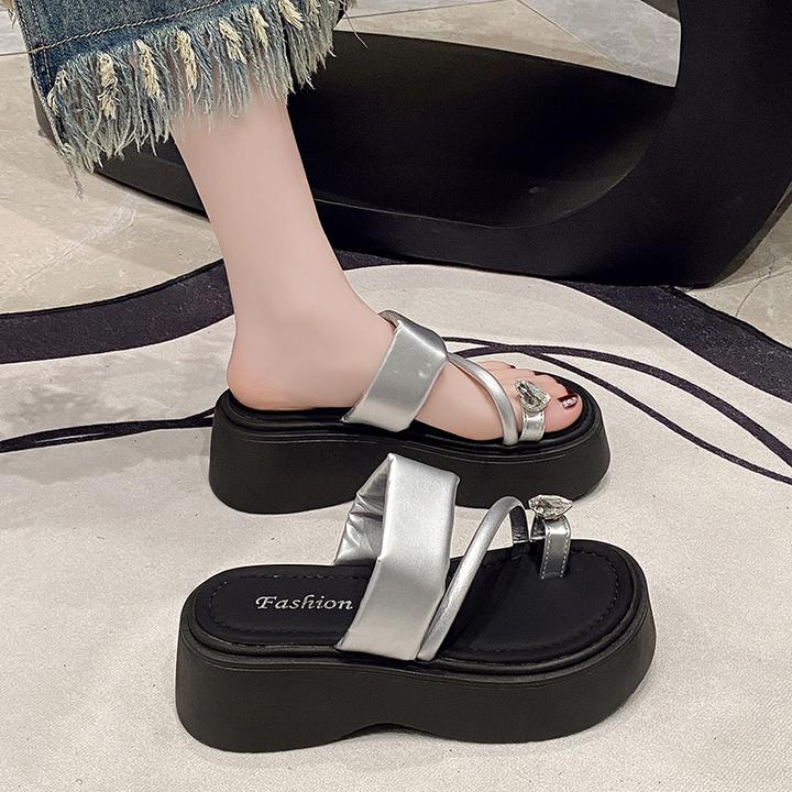 高级感银色水钻套趾拖鞋女夏季外穿新款小个子增高厚底沙滩鞋