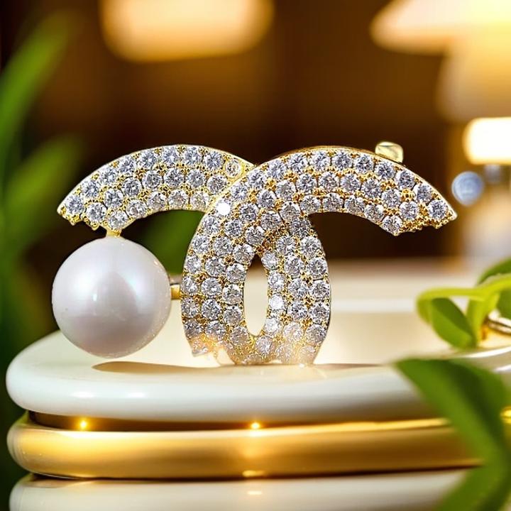 铜合成锆石胸针 小香风双C字母胸针高级感西装配饰气质型胸花别针