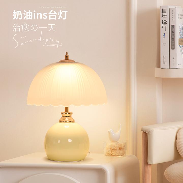 奶油风创意高级感轻奢台灯卧室床头灯主卧温馨台婚家用简约小夜灯