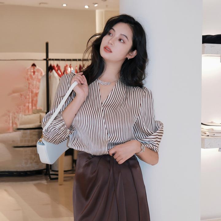 EP雅莹2025新款女装 薄款设计感交襟v领条纹通勤衬衫上衣2328B