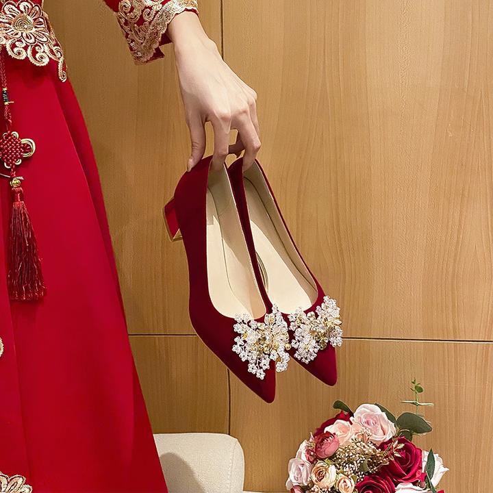 红色新娘鞋3CM不累脚夏季婚鞋秀禾主婚纱大码脚宽胖平跟单鞋43