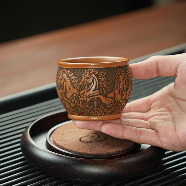 宜兴全手工紫砂茶具朱泥泥料刻绘八骏图紫砂主人杯品茗杯