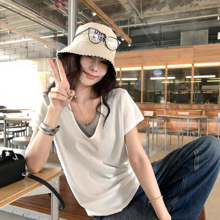 慵懒风白色v领假两件短袖女t恤2025新款夏季撞色拼接正肩百搭上衣