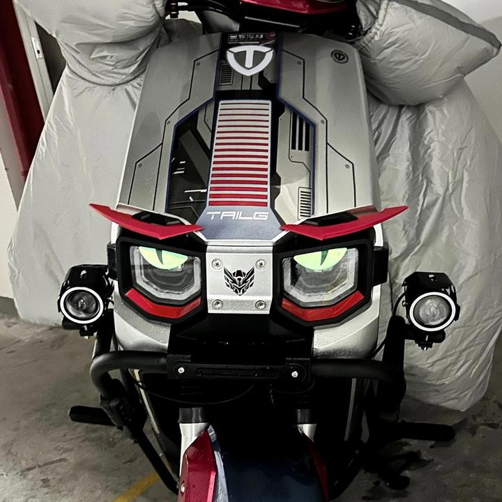 适用台铃超能S苍穹车头定风翼改装前挡泥板反光贴纸恶魔眼睛装饰