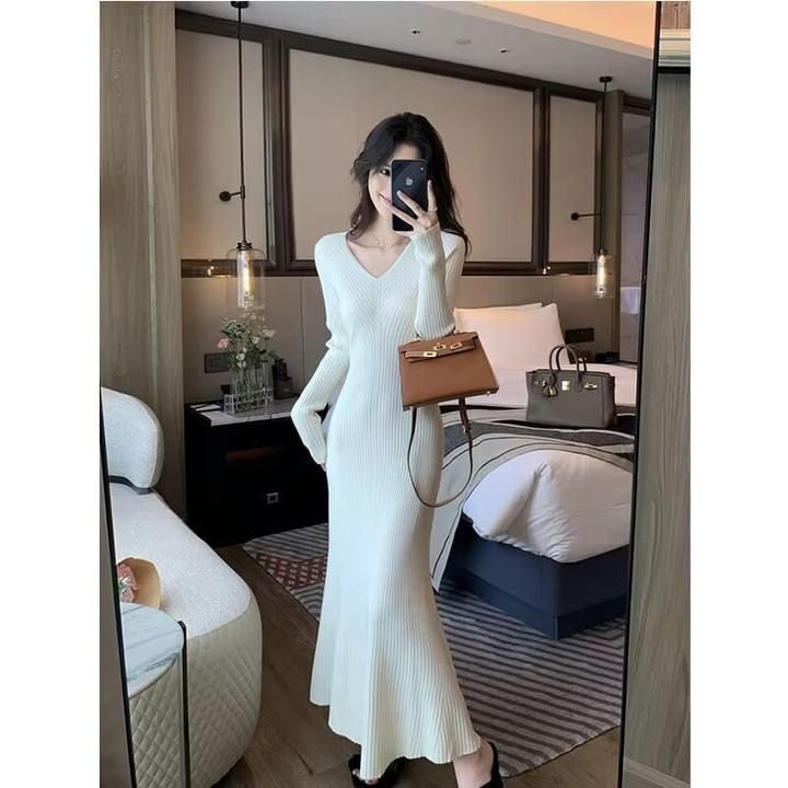 法式小众长袖v领针织连衣裙女秋冬内搭配大衣打底毛衣包臀长裙