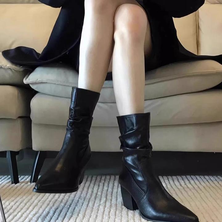 超火！洋气小短靴女2025新款秋冬款配裙子黑色尖头粗跟褶皱堆堆靴