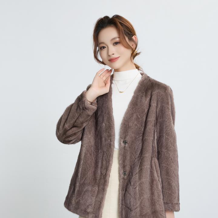 2025原创设计师款冬季毛外套小奶狐皮草款气质显瘦V领轻奢上衣