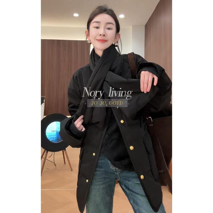 玖了个玖 2025冬款 极简小圆金属扣自带围脖精致羽绒服 2510C7290