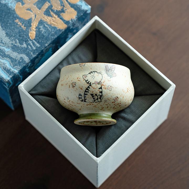 德白青花火石红陶瓷高足杯家用创意描金纯手绘猫戏蝴蝶茶杯品茗杯