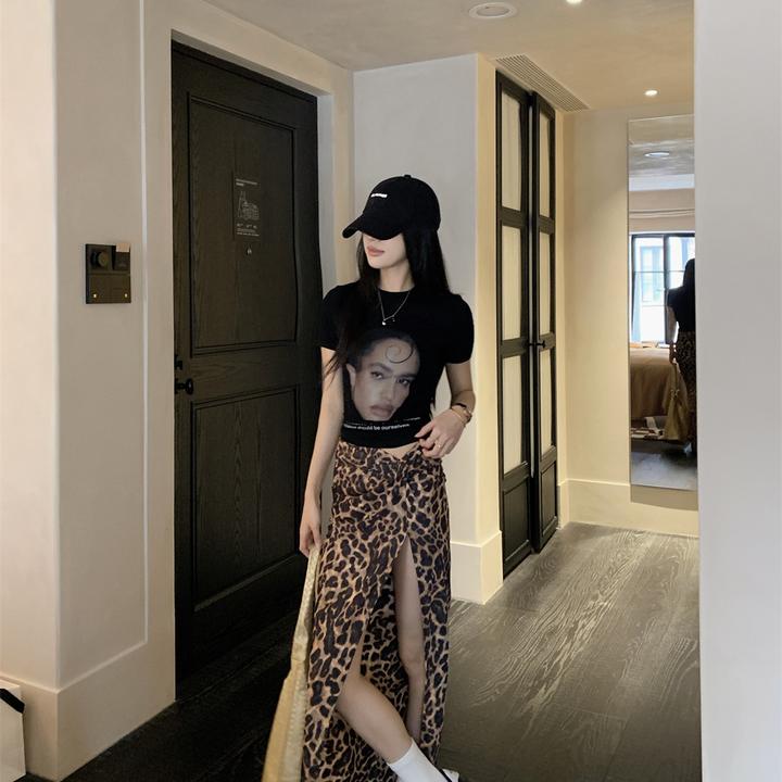 【叛逆基因】黑色短袖人像印花T恤女美式辣妹修身短款上衣显瘦半裙