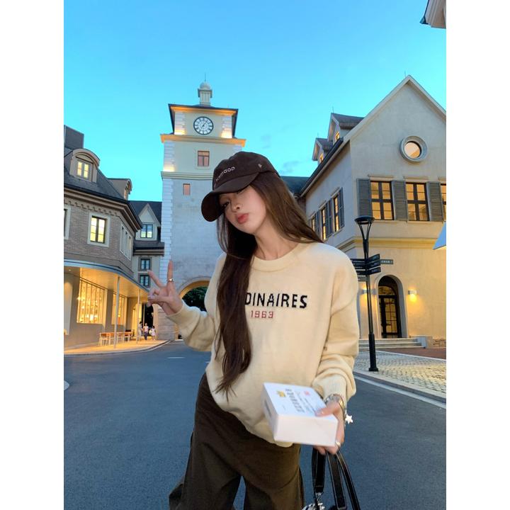 休闲字母圆领套头毛衣女秋季2025新款减龄宽松米杏色长袖针织上衣