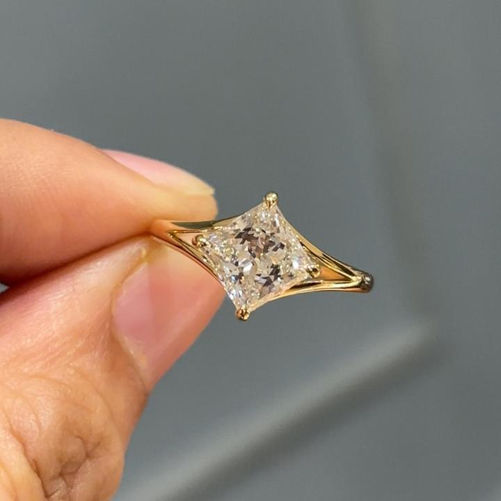 卡柒 铜合金戒指 爆闪锆石方糖戒指时尚小众高级清冷感叠戴食指戒