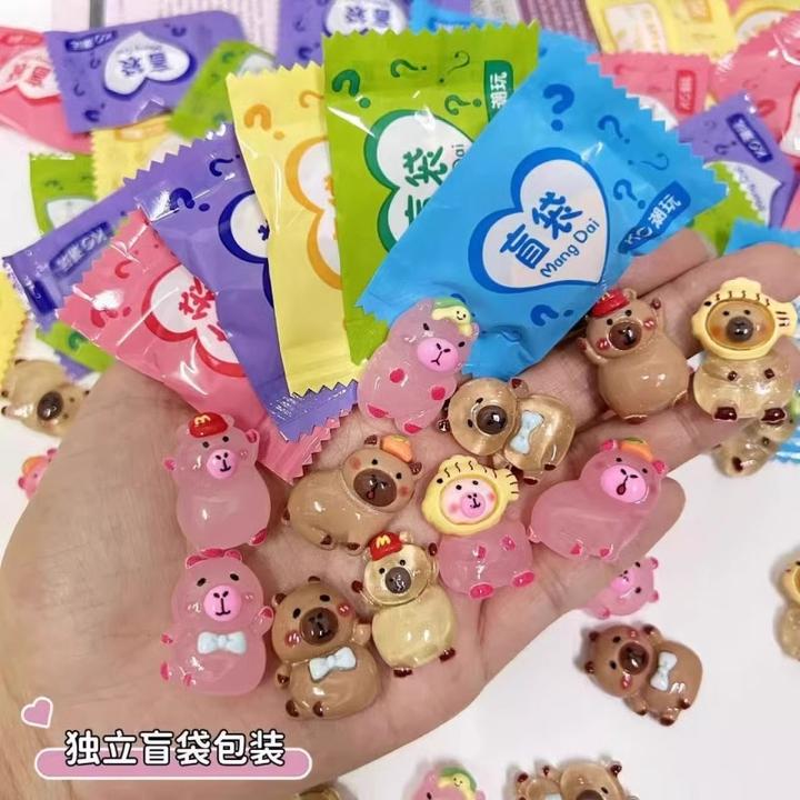 夜光卡通卡皮巴拉盲袋惊喜可爱树脂配饰夜光创意饰品儿童礼物摆件