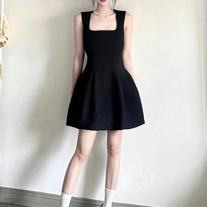 无袖方领小黑裙a字短裙子收腰显瘦修身气质时尚背心裙吊带连衣裙