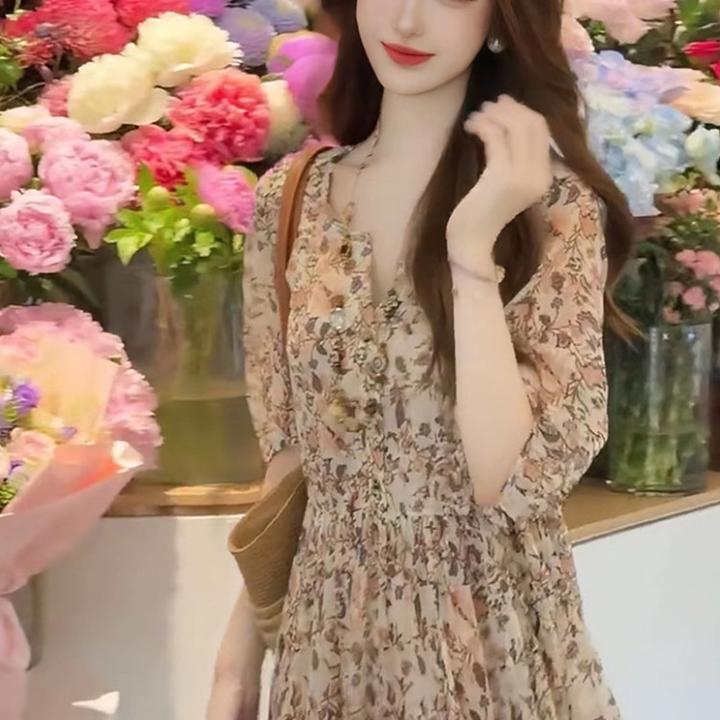 高级感气质V领法式碎花连衣裙女2025夏季新款收腰显瘦中长款裙子