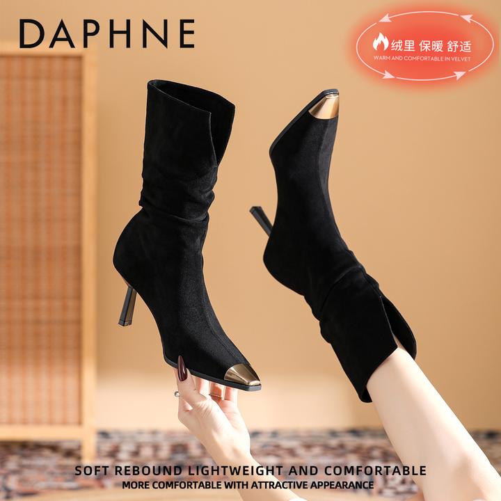 达芙妮网红绒面堆堆靴女2025冬季新款金属尖头高跟短靴细跟瘦瘦靴