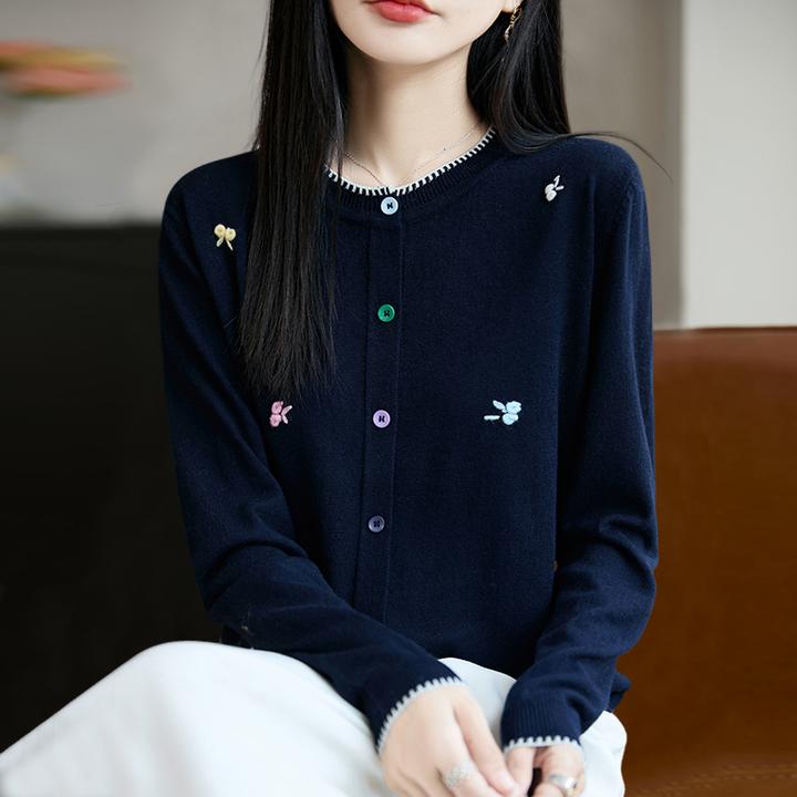 大码女装针织开衫外套春秋2025新款内搭宽松彩扣刺绣洋气上衣毛衣