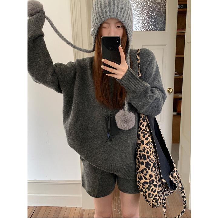 高级感一整套装女韩系穿搭盐系轻熟圆领毛衣女宽松针织衫短裤复古