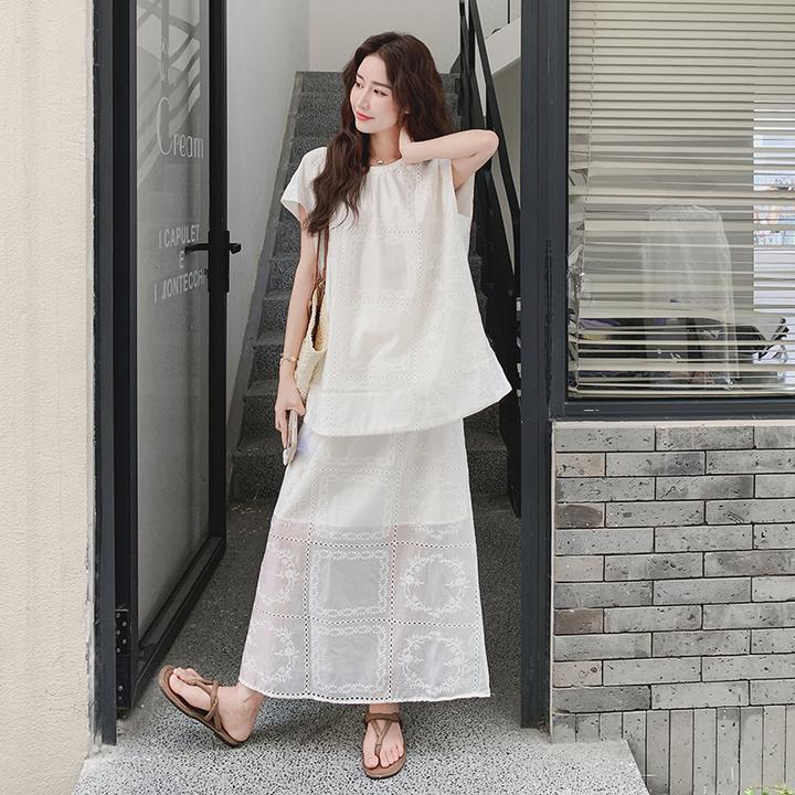 大方得体穿搭一整套2025新款奶白色刺绣短袖上衣女生韩系ins衣服