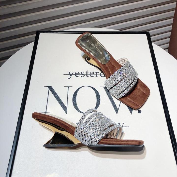 2025夏新款气质名媛水钻露趾凉拖鞋女外穿异形跟方头坡跟一字拖鞋