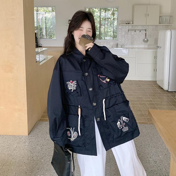 春季新款翻领大口袋抽绳童趣刺绣时尚宽松百搭中长高冷酷飒女装