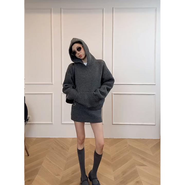 慵懒感通勤时尚穿搭灰色两件套女连帽长袖上衣高腰包臀半身裙套装