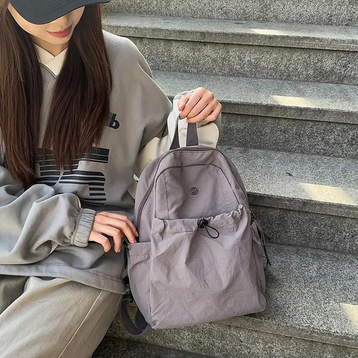 日系纯色户外登山包女轻便休闲双肩背包轻量化短途旅行运动包R235