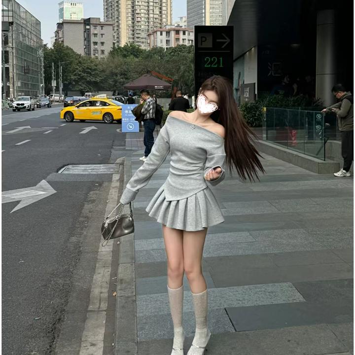 2025春季新款一字肩修身收腰卫衣百褶短款半身裙时尚套装女