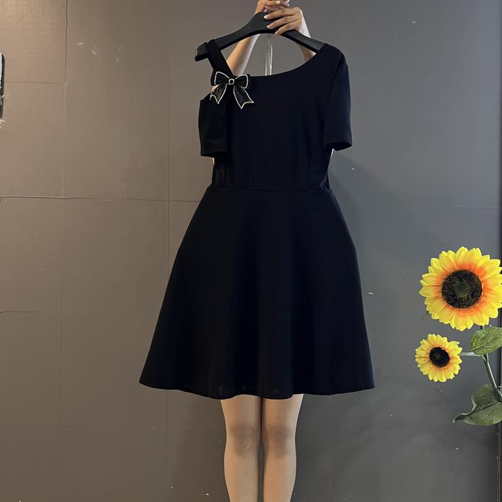 小众设计感法式甜美风斜跨漏肩蝴蝶结收腰显瘦大码连衣裙8602