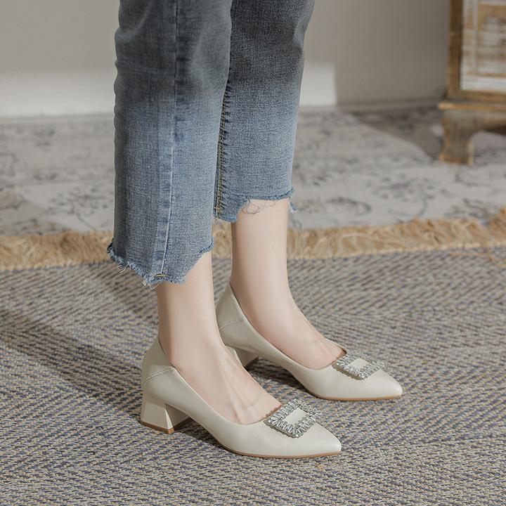 粗跟单鞋女2025新款春秋季真皮软底方扣尖头水钻浅口中跟工作瓢鞋
