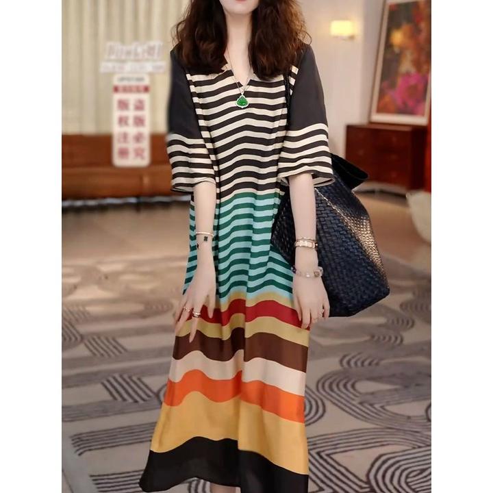 好看韩系学院风条纹V领连衣裙女2025夏季新款休闲宽松遮肚子长裙