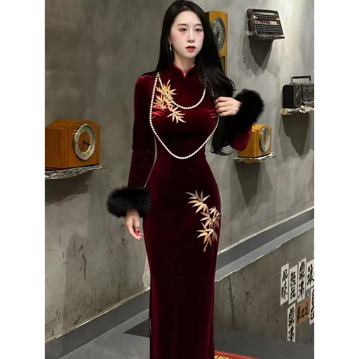 2025年秋冬季加厚新款高级刺绣毛毛袖旗袍连衣裙【长袖贵为红竹】