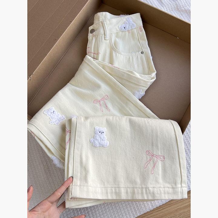 大码美式复古奶黄色小熊刺绣牛仔裤女春季新款宽松显瘦阔腿长裤子
