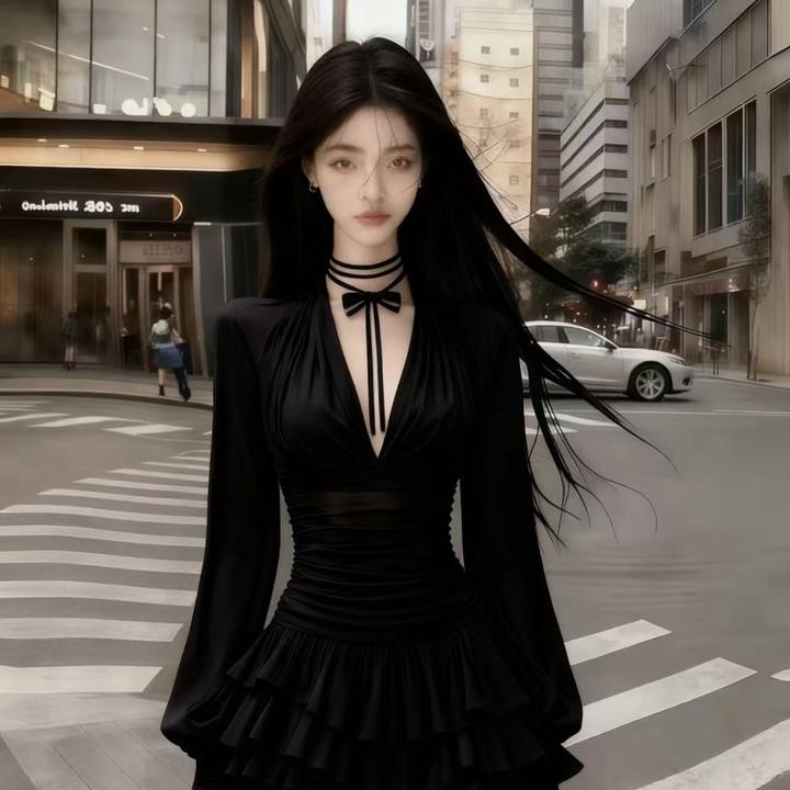 秋季新款轻奢时尚小黑裙ins辣妹风显瘦黑色V领长袖修身中腰连衣裙