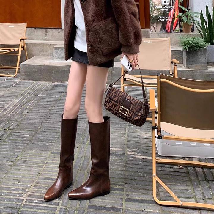 美拉德真皮骑士靴女2025新款秋冬直筒宽松显瘦低跟长筒平底高筒靴