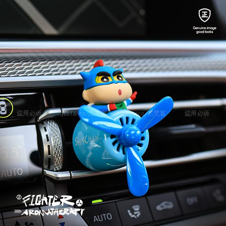 蜡笔小新车载香薰汽车空调出风口香水夹飞行员公仔可爱车内装饰品