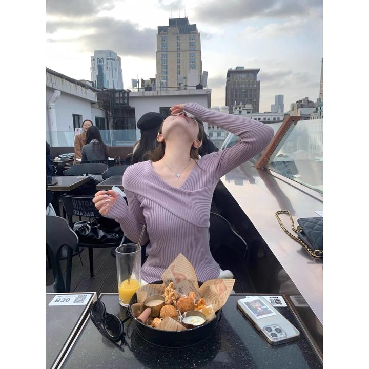 设计感灰紫色交叉V领针织打底衫女春秋锁骨修身显瘦毛衣露肩上衣