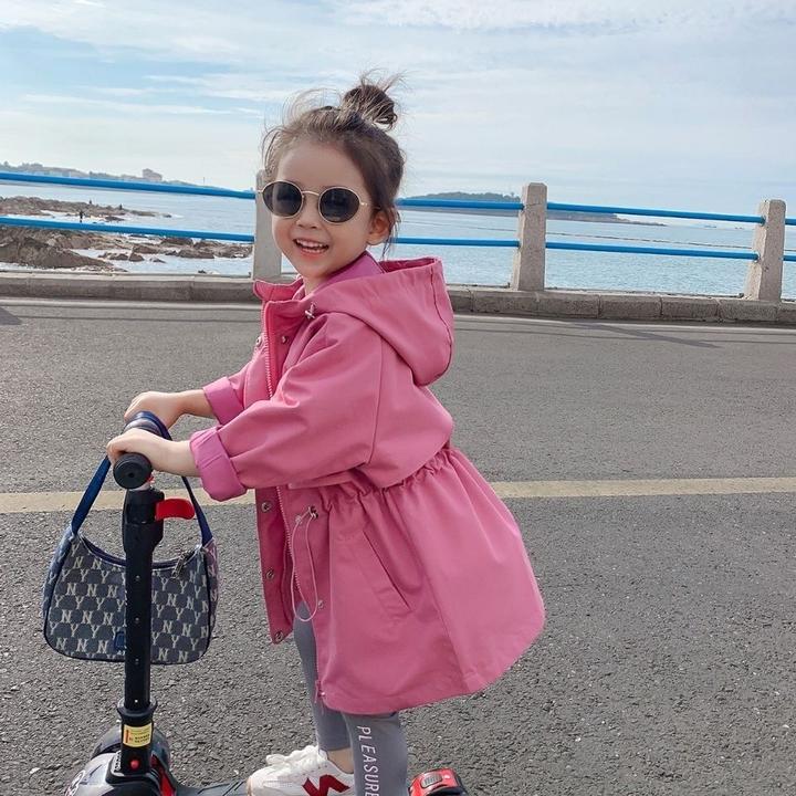 女童春秋装2025新款儿童韩版冲锋衣宝宝洋气大衣小童中长风衣外套