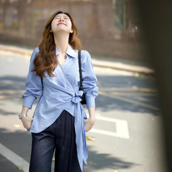 2025秋季韩系条纹v领设计感系带收腰衬衫上衣搭配阔腿牛仔裤套装