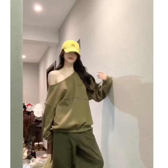 【YiJia~】美式复古绿色斜肩卫衣女宽松慵懒小众一字肩上衣短裙裤子
