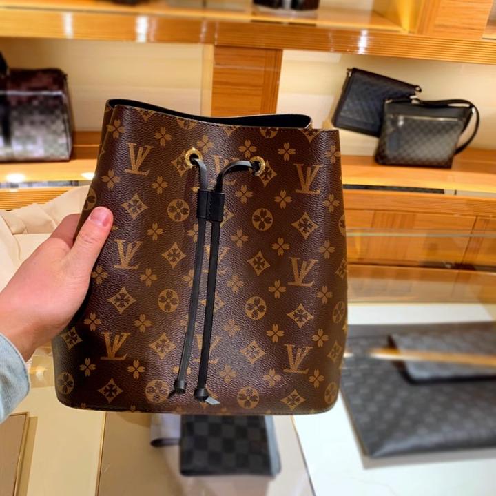 2025年香港品牌流行款新款百搭便携包包抽绳经典百搭女士中号包包