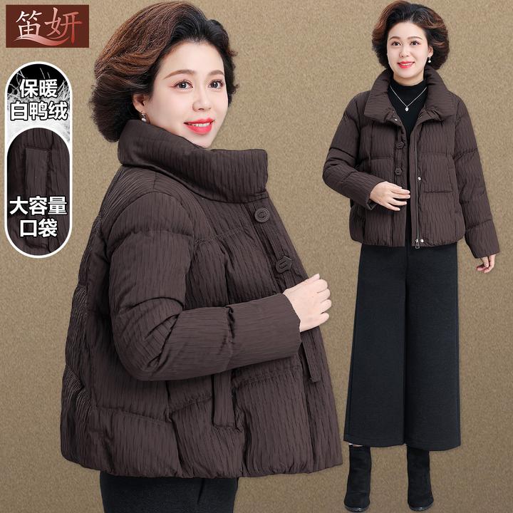 中年妈妈五十多岁洋气羽绒服短款小个子中老年女秋冬装外套高级感