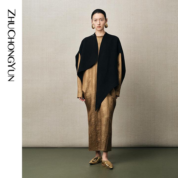 ZHUCHONGYUN2025冬新款宽松圆领连衣裙烫金纹裙子