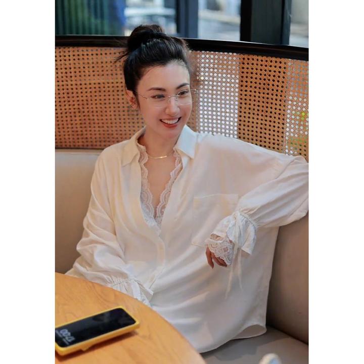 2025早秋新款高级感轻奢减龄洋气独特别致V领白色蕾丝拼接衬衫女
