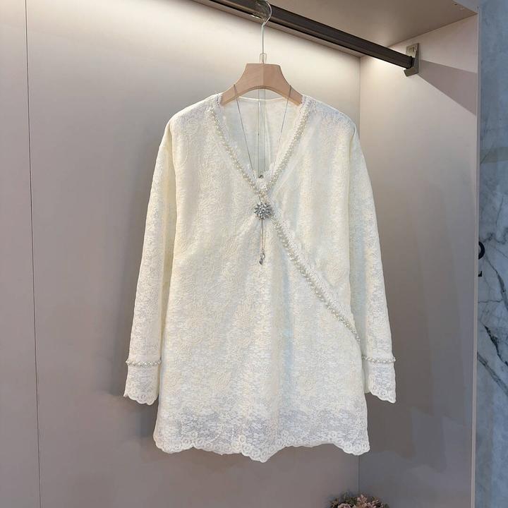 2024冬季新款V领重工钉珠木耳花边别致时尚款大码女装打底上衣