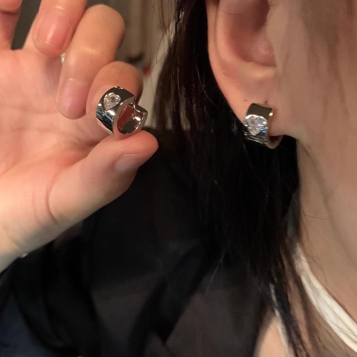铜合金锆石耳饰 小众轻奢简约百搭时髦爱心锆石圈圈耳扣百搭耳环